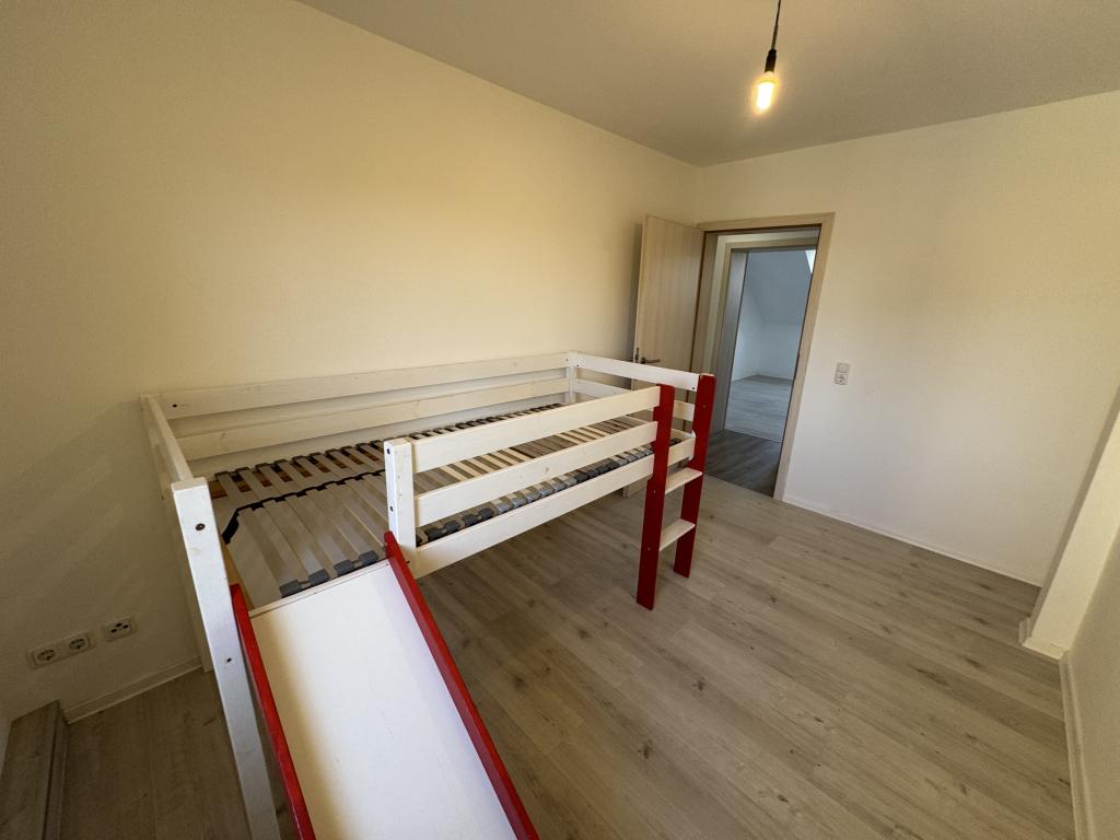 4 Raum Dachgeschoss Wohnung mit Einbauküche, Waschmaschine und Balkon! - Foto 2