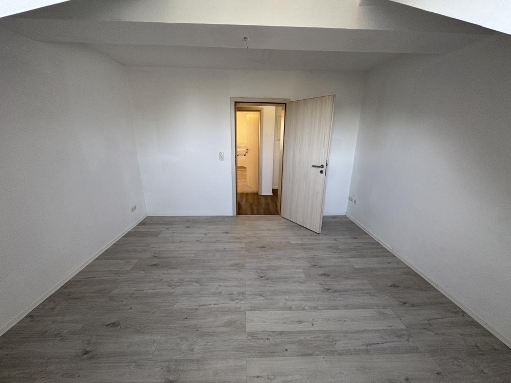 4 Raum Dachgeschoss Wohnung mit Einbauküche, Waschmaschine und Balkon! - Foto 3