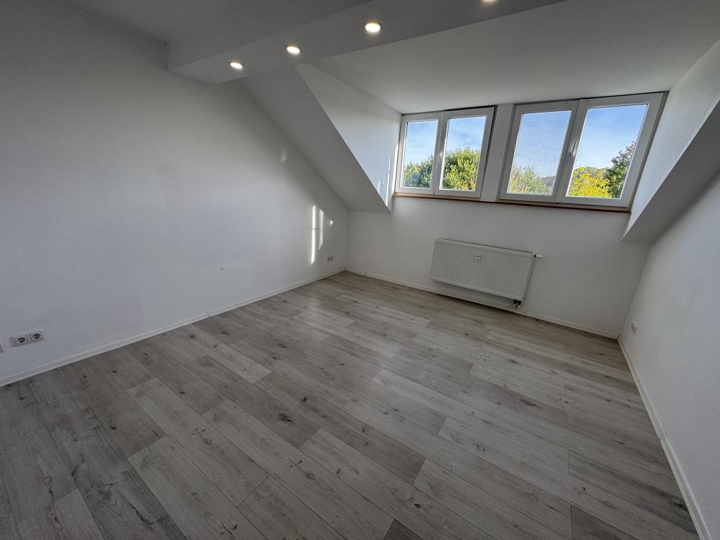 4 Raum Dachgeschoss Wohnung mit Einbauküche, Waschmaschine und Balkon! - Foto 4