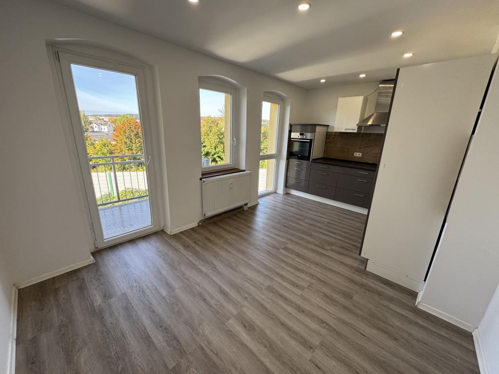 4 Raum Dachgeschoss Wohnung mit Einbauküche, Waschmaschine und Balkon! - Foto 1