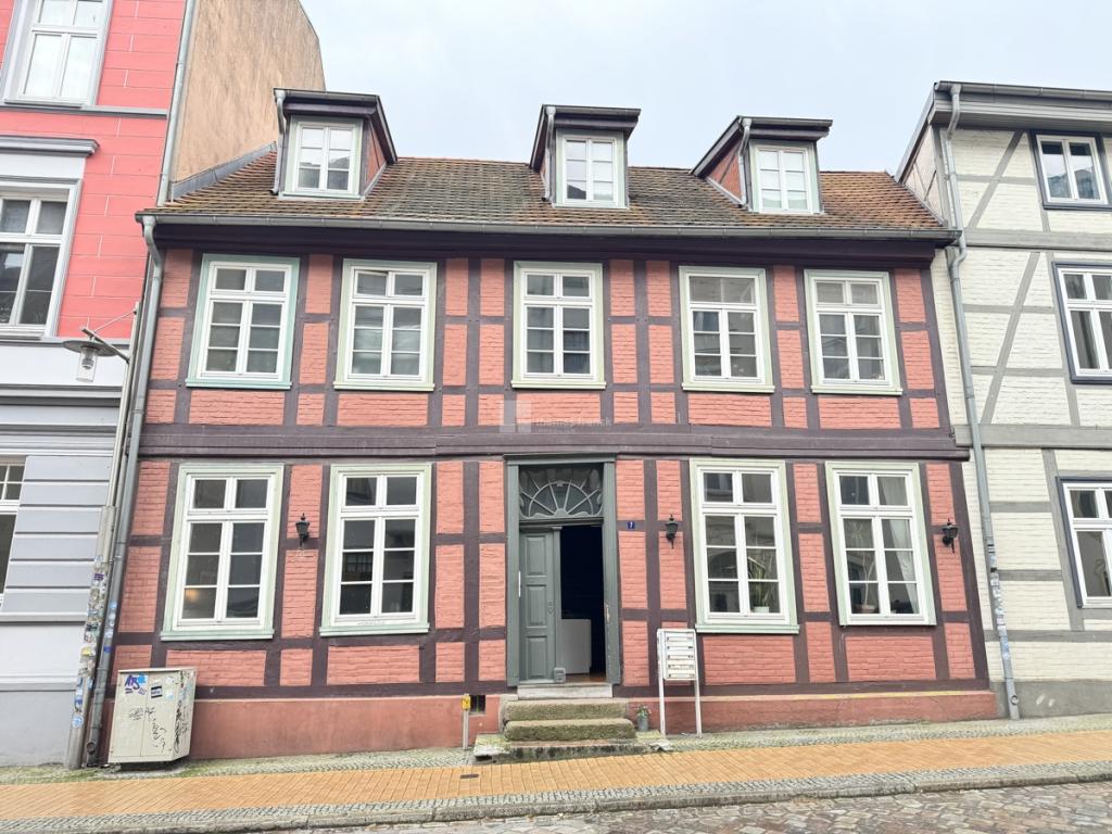Die Straßenfront