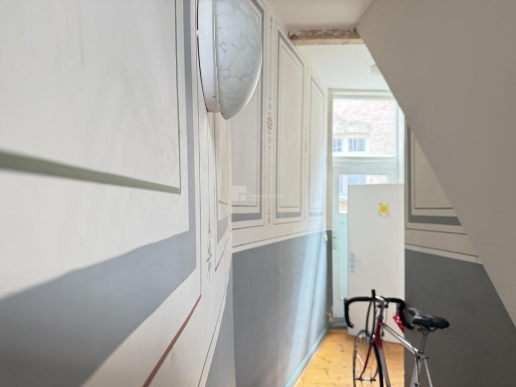 Aus dem Hauseingang zum Hof und Wohnungseingang sehend