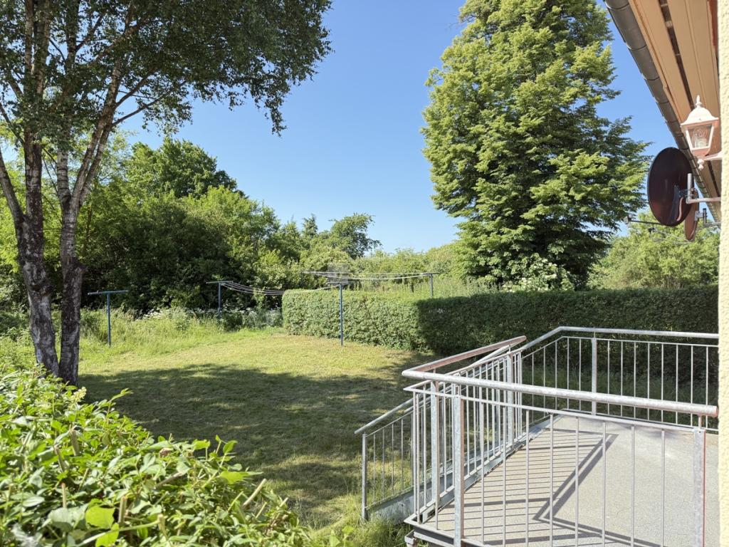 Aus dem 5. Zimmer zum Balkon und Garten geschaut