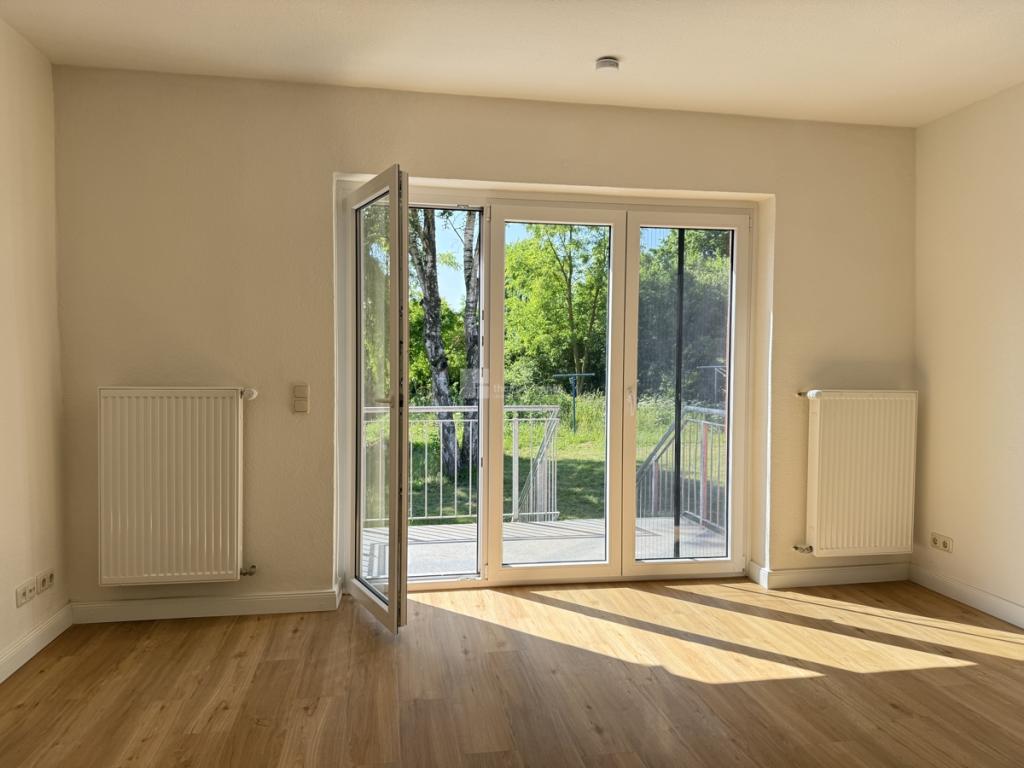 Das Wohnzimmer mit Balkon - und Gartenzugang