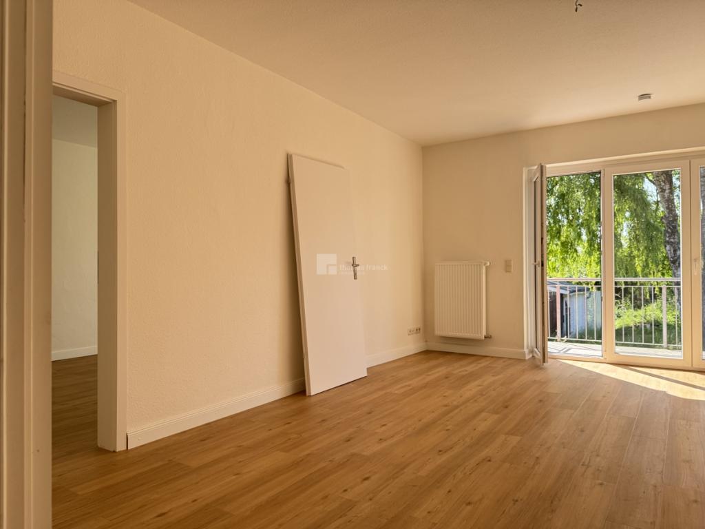 Aus dem Flur via Wohnzimmer zum 5. Zimmer sehend