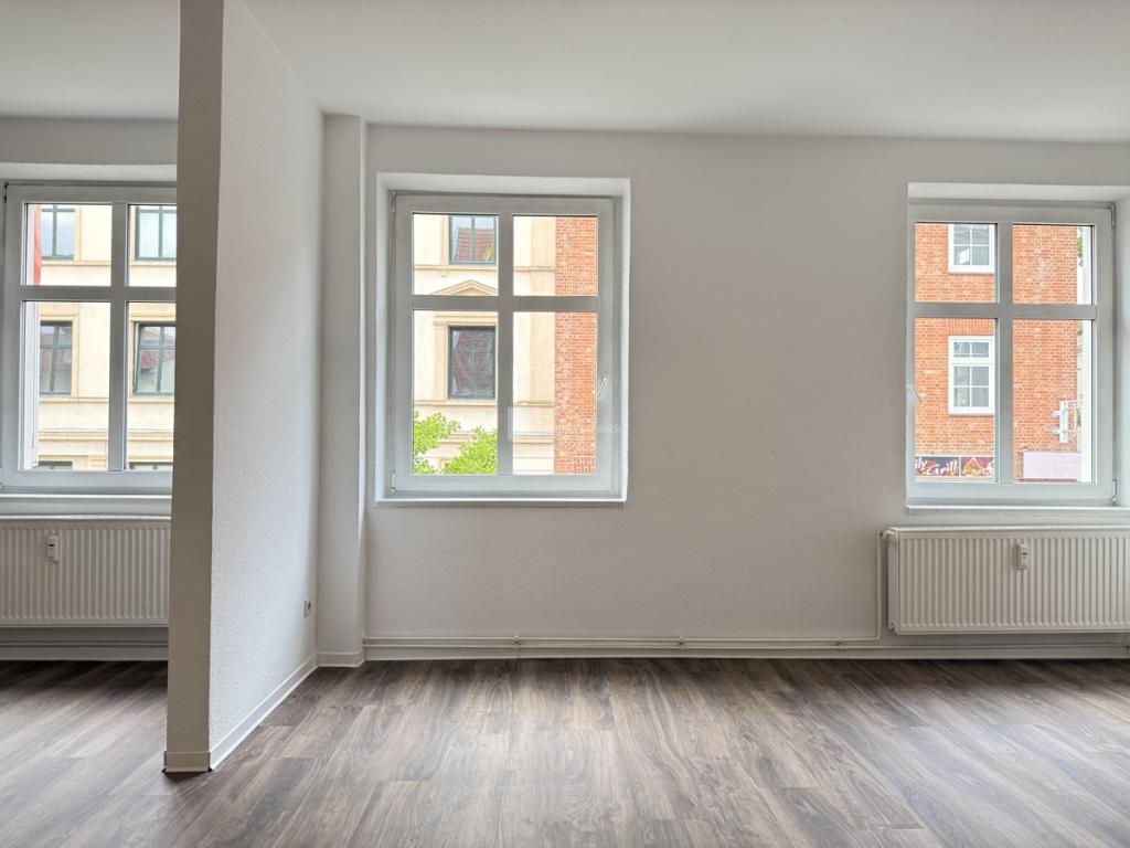 Vom Flur aus in das Wohnzimmer teilbar sehend