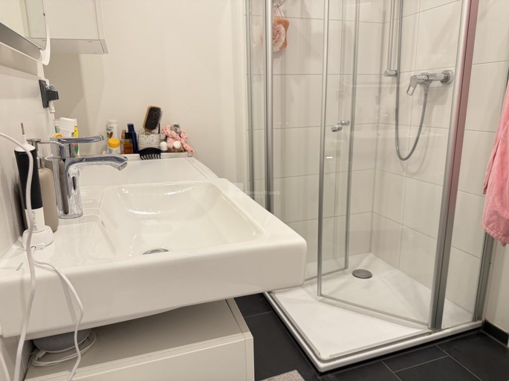 Das Badezimmer mit Dusche, Wanne und Waschmaschinenaufstellplatz