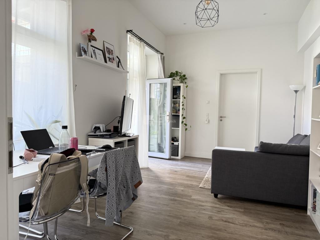 Von der Küche in das Wohnzimmer mit Terrasse gesehen