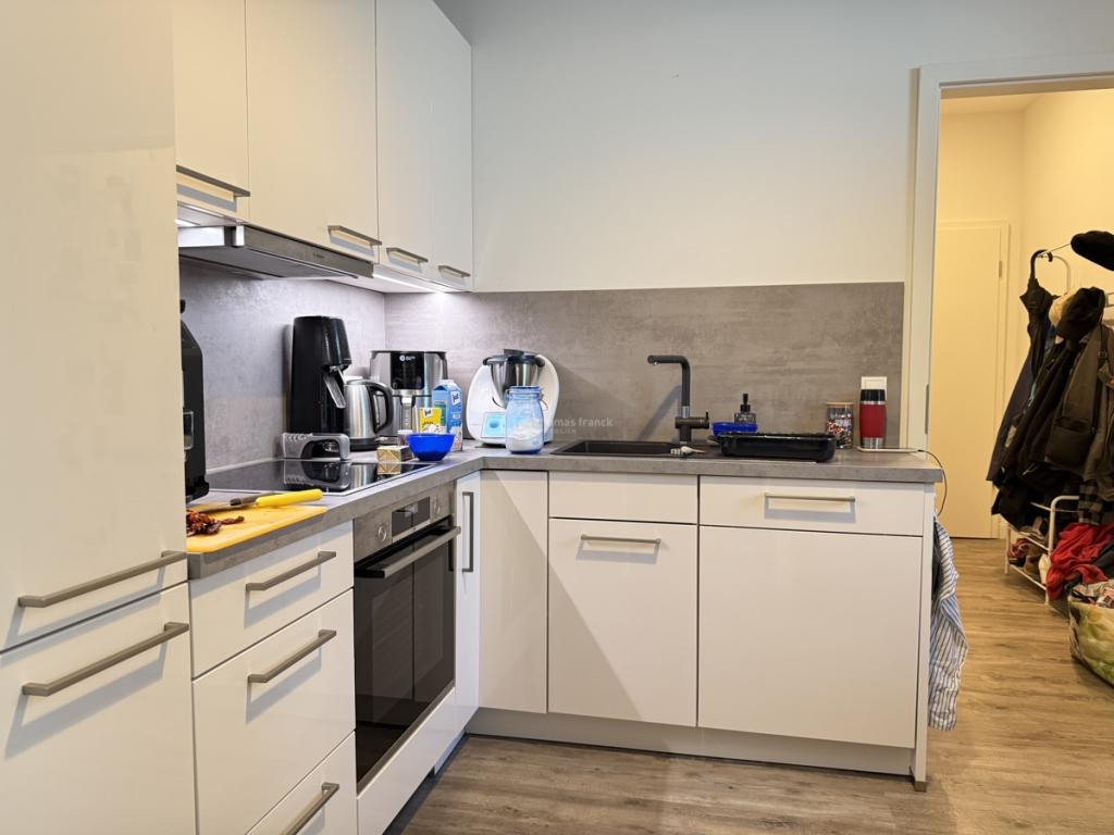 Aus dem Wohnzimmer in die Küche zur Wohnungseingangstür gesehen