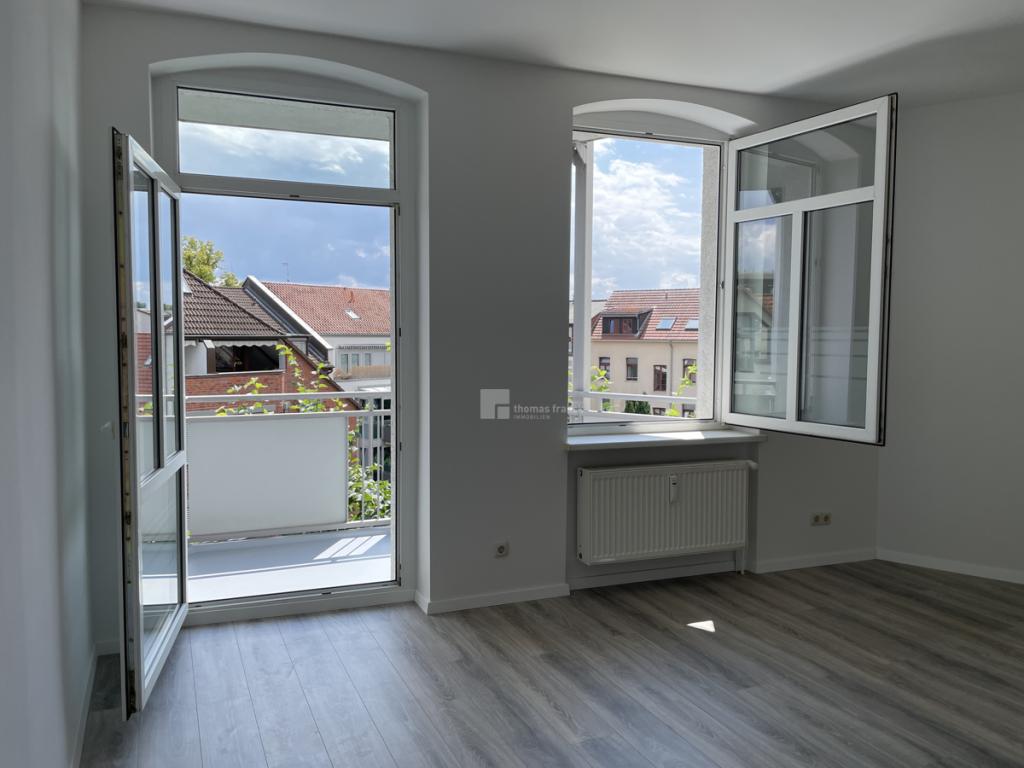 Vom Wohnzimmer raus gesehen auf den überdachten Balkon