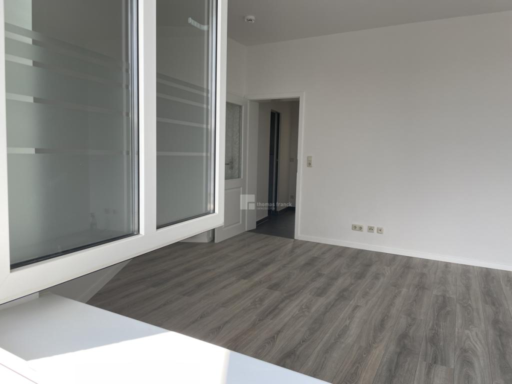 Vom Balkon durch das Wohnzimmer zum Flur gesehen