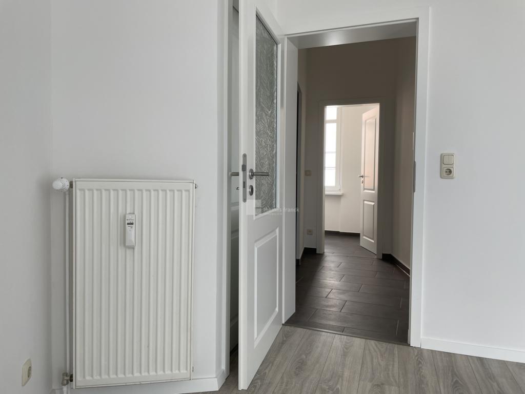 Vom Wohnzimmer zum Flur bis in die Küche gesehen