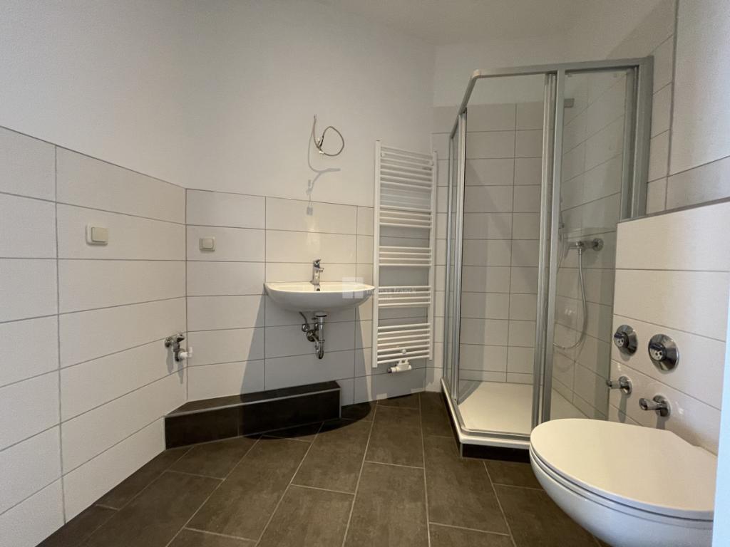 Das Duschbad mit Waschmaschinenstellplatz
