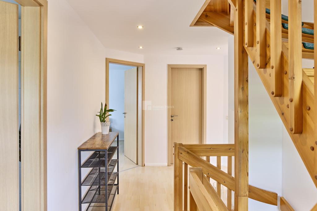 ZUm Dachgeschoss mit Heizung und Riesenzimmer