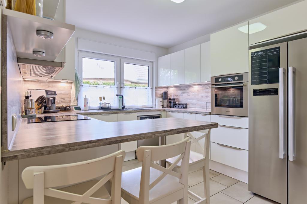 In die Küche mit Einbauküche sehend