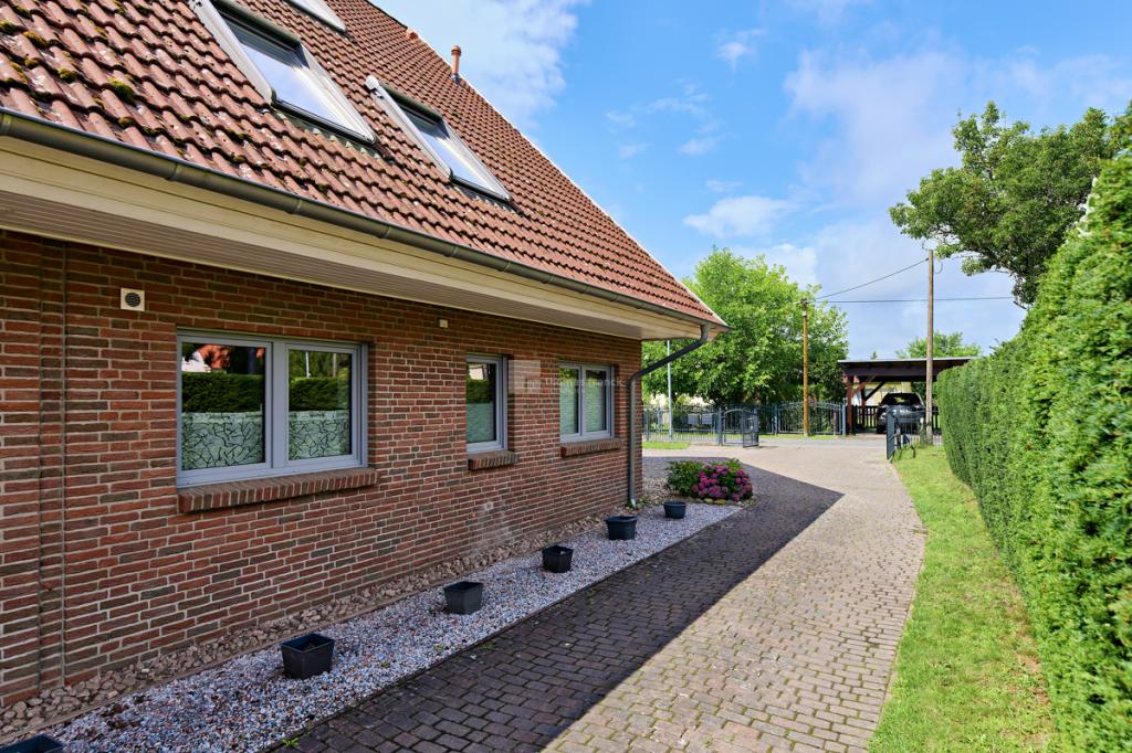 Vom Haus zur Grundstücksauffahrt gesehen