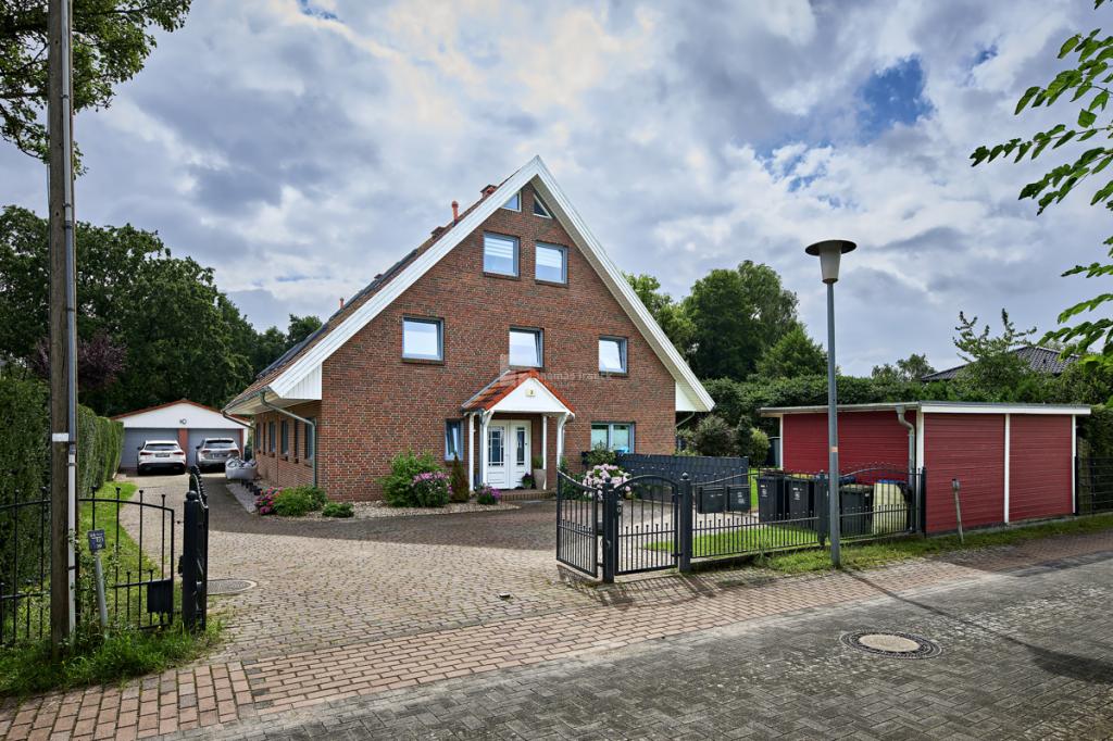 Die schöne Doppelhaushälfte mit Stellplätzen vor der Tür