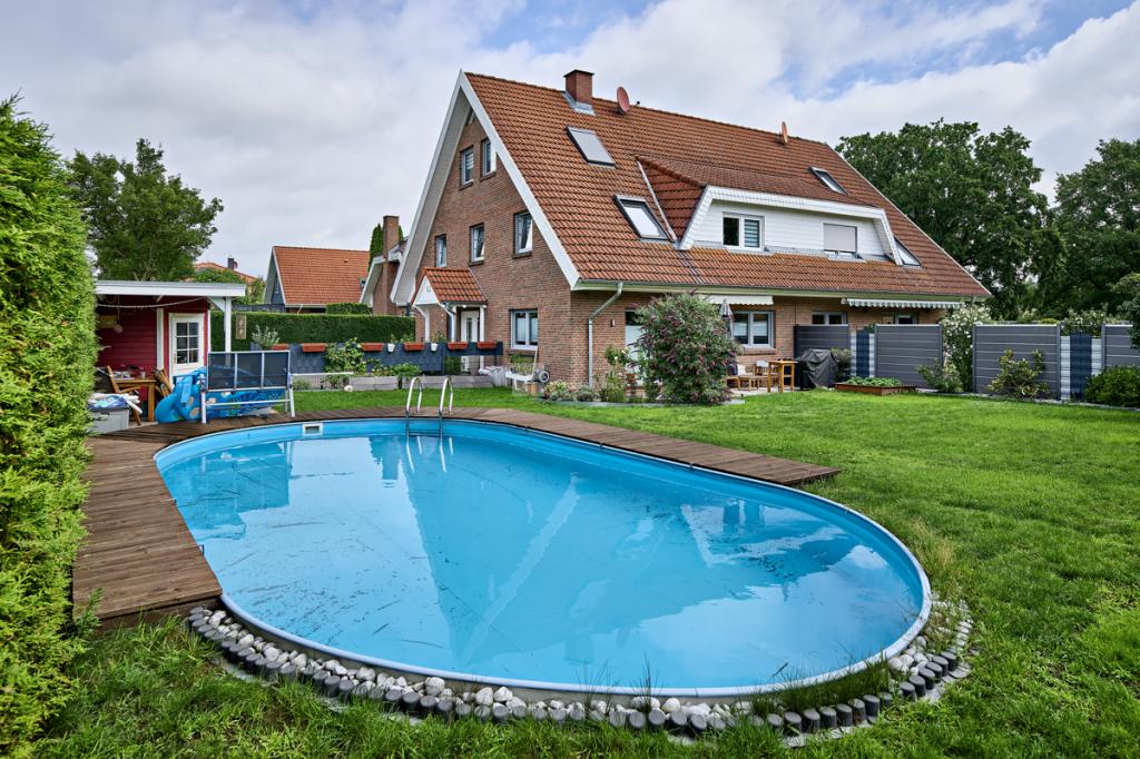 Der Pool zwischen Terrasse und Sommerhaus