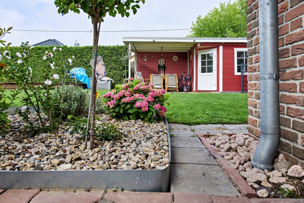 Von der Terrasse zum Sommerhaus gesehen