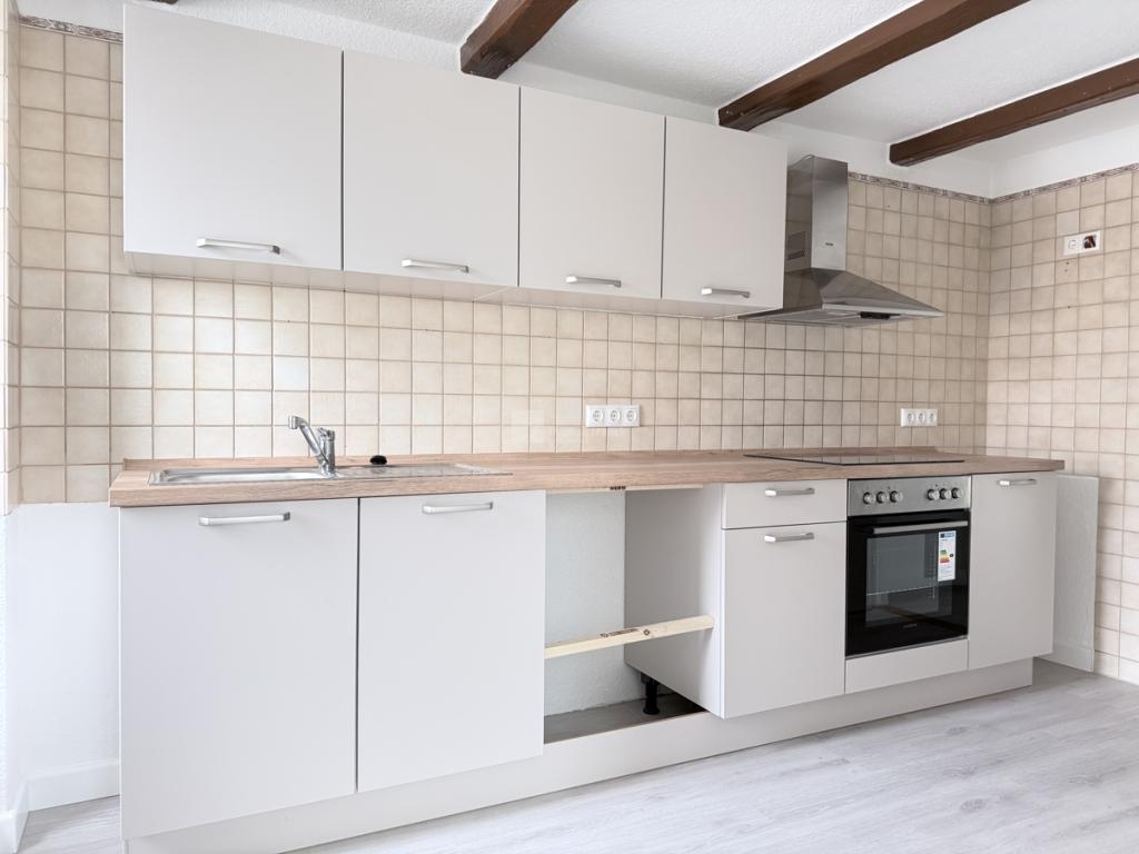 Die neue Einbauküche vom Zimmer dahinter aus gesehen