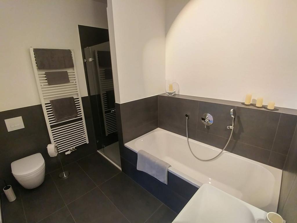 Luxuriöse 2‑Zimmer Wohnung im 5. OG mit Balkon in Berlin Mitte - Foto 3