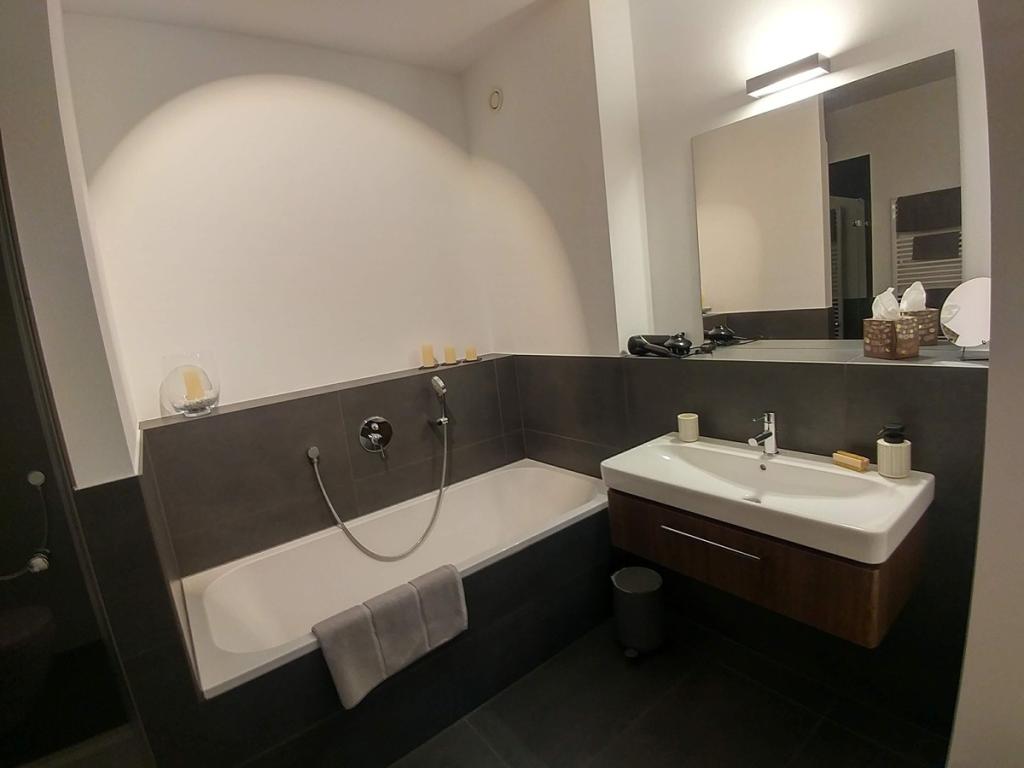 Luxuriöse 2‑Zimmer Wohnung im 5. OG mit Balkon in Berlin Mitte - Foto 4