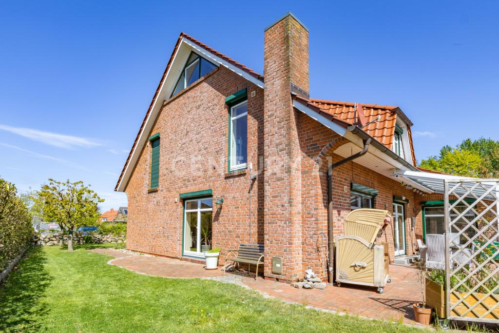 Westansicht - Weg rechts um das Haus