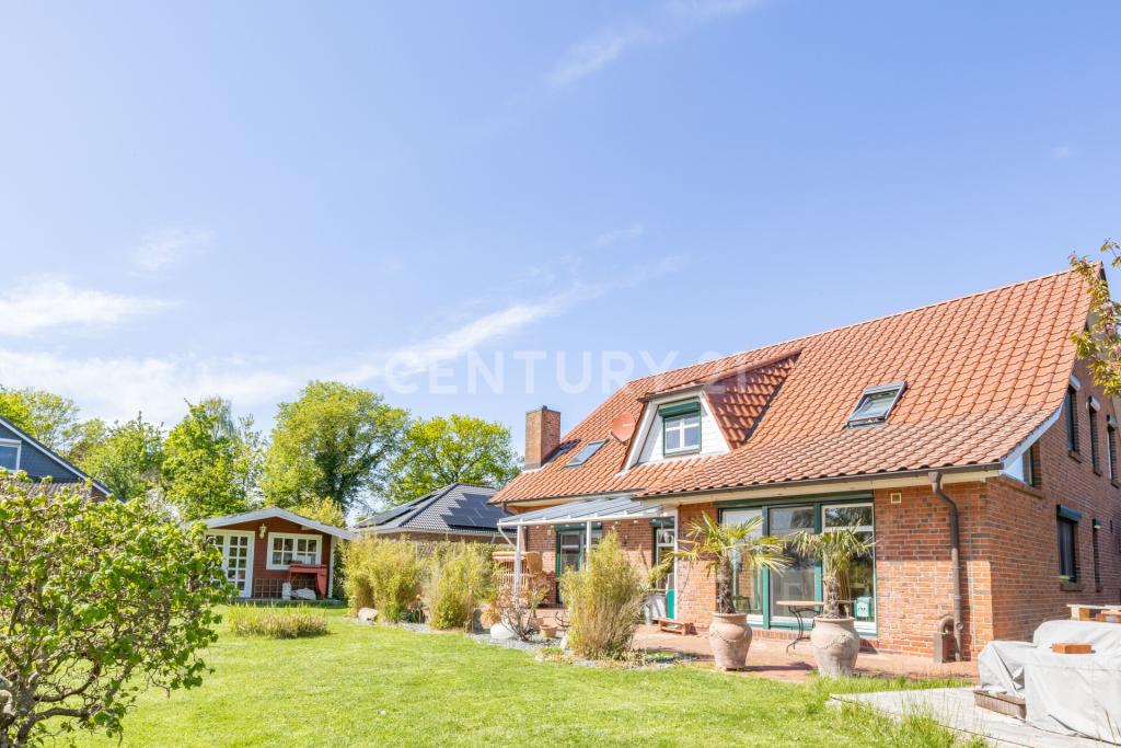 Großer Garten mit Holzhaus und Whirlpool