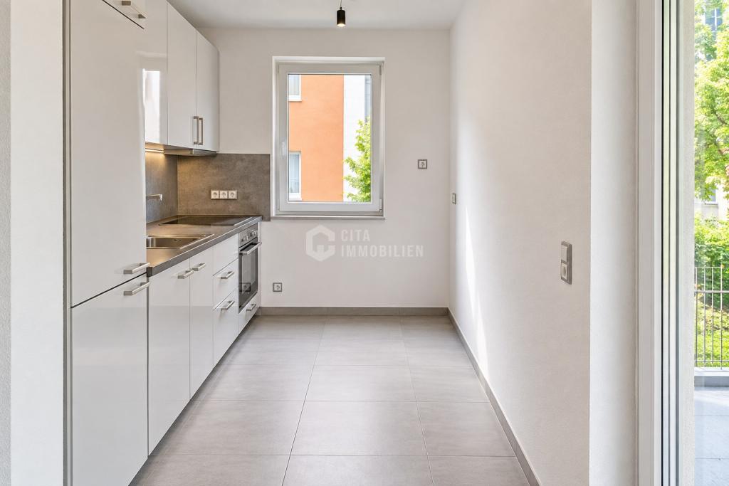 Neuwertige 2-Zimmer-OG-Wohnung mit Dachterrasse und EBK in Frankfurt-Unterliederbach - Photo 1