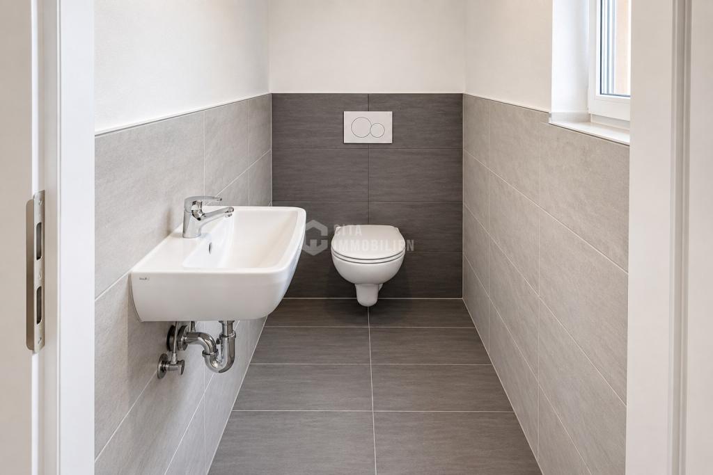 Neuwertige 2-Zimmer-OG-Wohnung mit Dachterrasse und EBK in Frankfurt-Unterliederbach - Photo 2