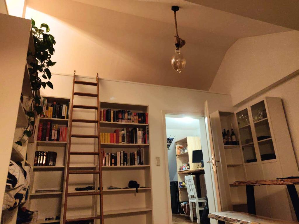 Renovierte 2-Zimmer-Wohnung mit Galerie in zentraler Lage von Frankfurt-Westend - Photo 3