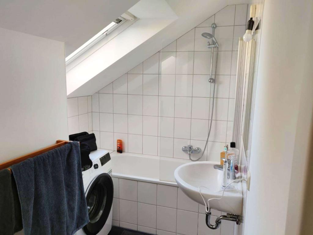 Renovierte 2-Zimmer-Wohnung mit Galerie in zentraler Lage von Frankfurt-Westend - Photo 2
