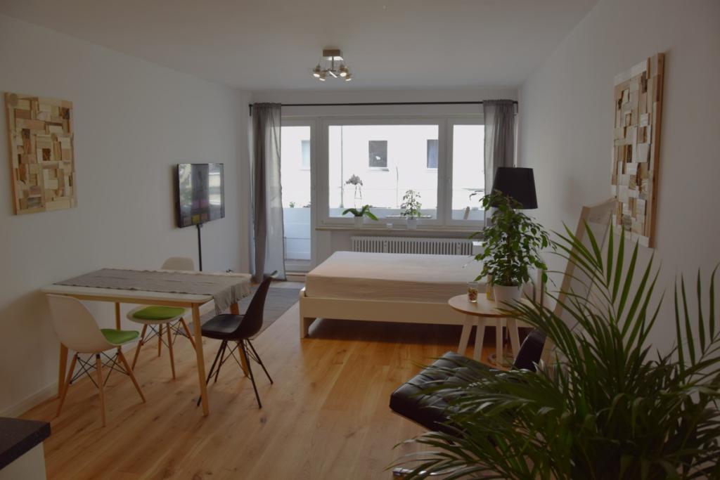 Wunderschön, voll möbliertes Apartment mit Balkon Nähe Kolumbusplatz - Foto 1