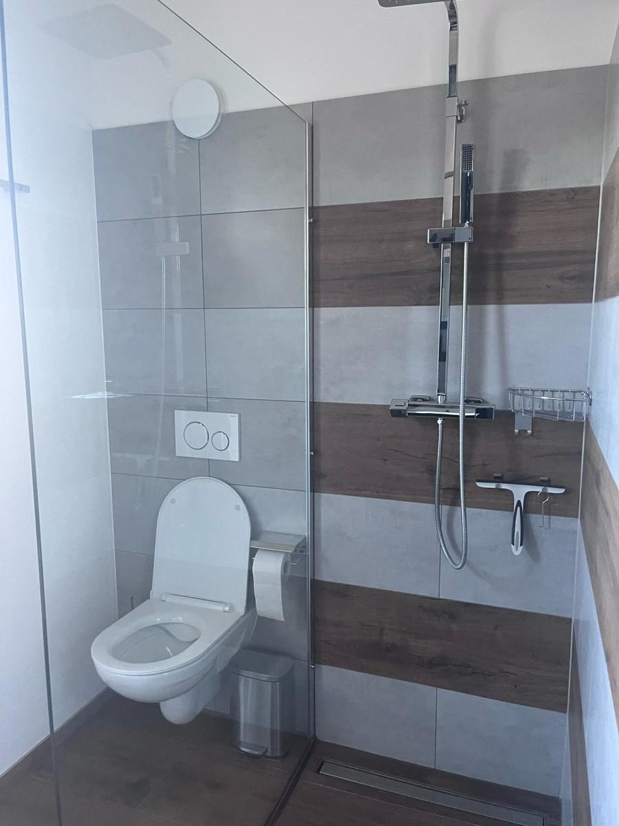 Moderne Dusche und WC