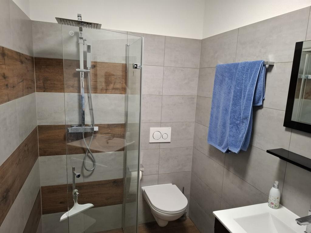 Gepflegtes 1-Zimmer-Penthouse Apartement mit Terrasse in Rosenheim - Anfragen nur per Mail - Foto 2