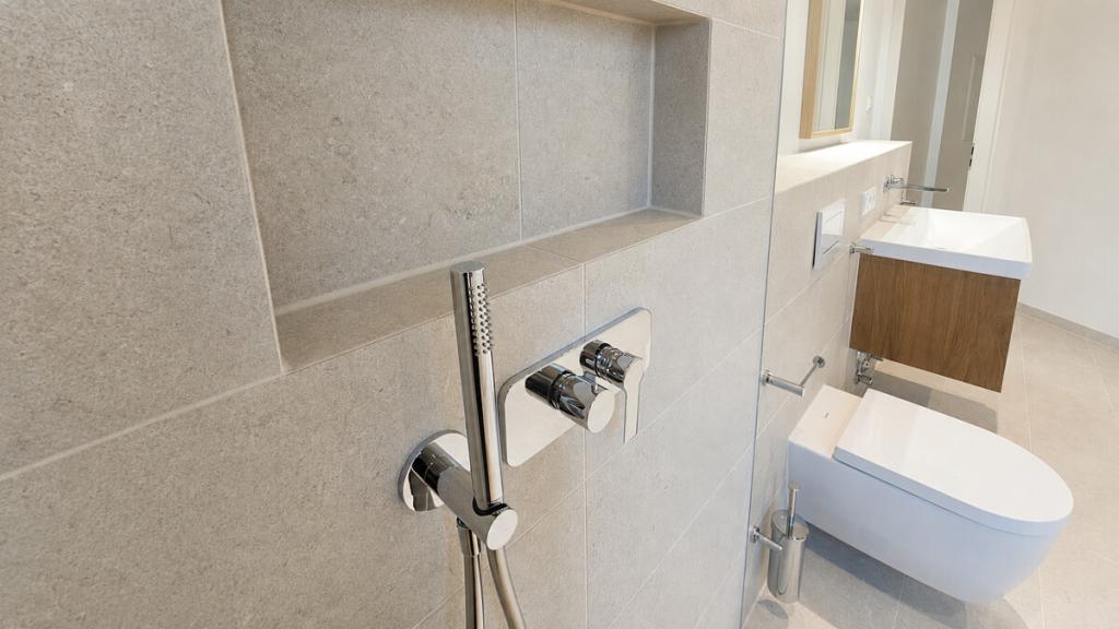 Designstarke Wohnung mit großem Balkon und maßgefertigter Einbauküche - Photo 5