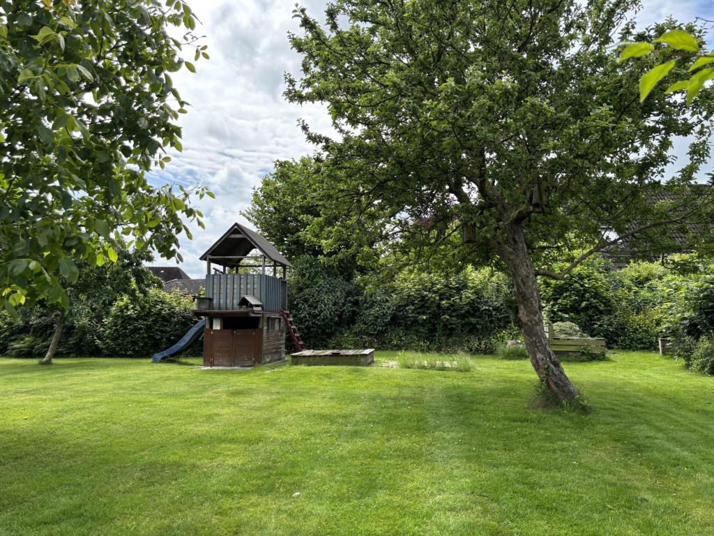 Garten mit Spielhaus