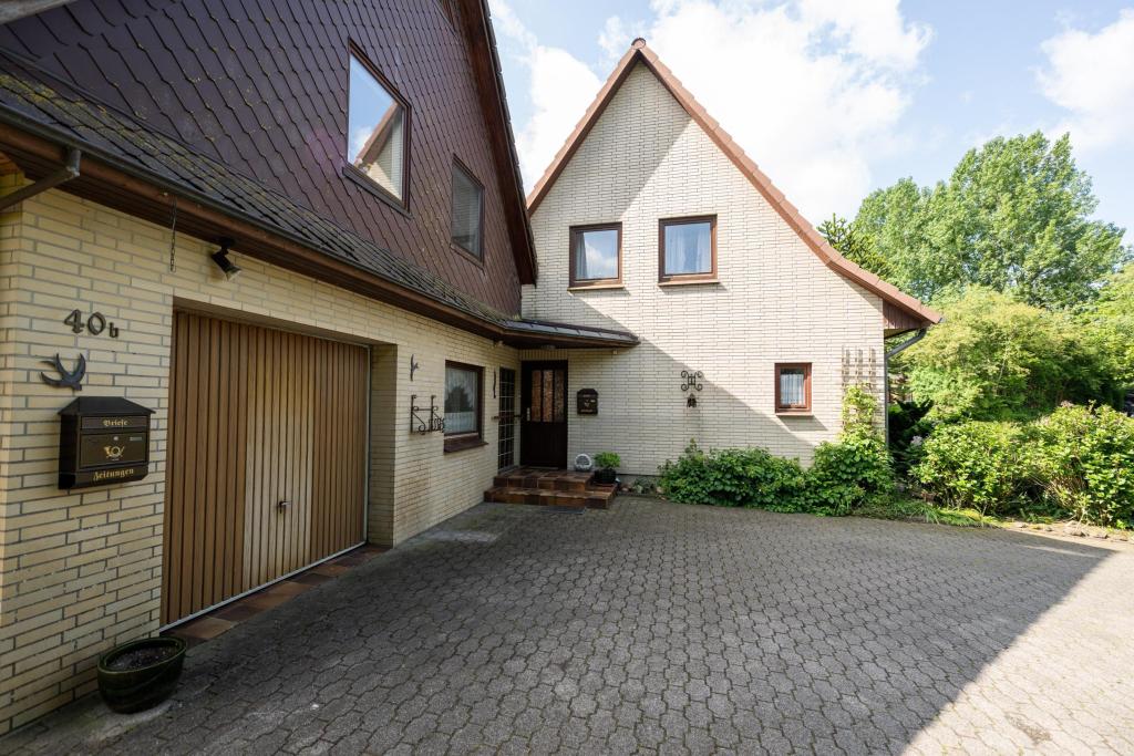 Auffahrt mit Garage und Seiteneingang