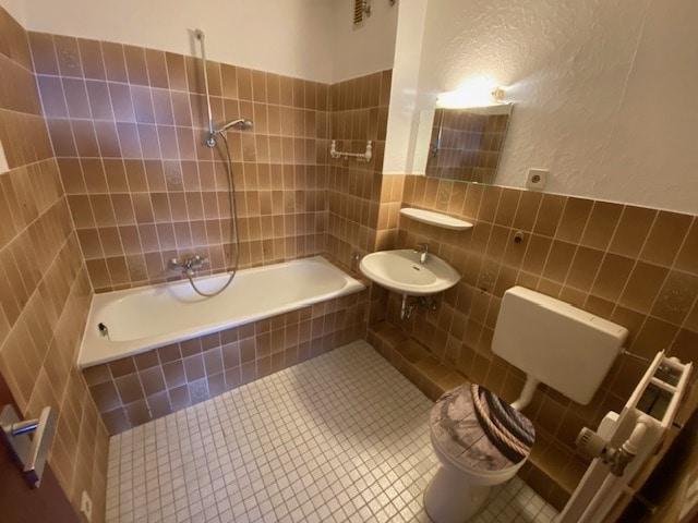 Ruhig gelegene 2 Zimmerwohnung / 2. OG mit Balkon und Keller - Foto 3
