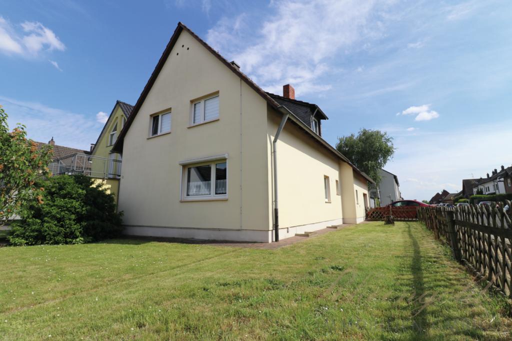Haus mit Vorgarten_quer