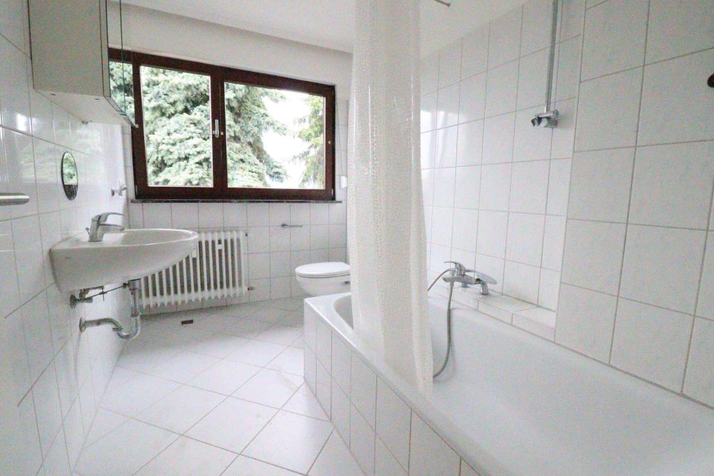 WRS Immobilien - Frisch renovierte 3 Zimmer Dachgeschosswohnung in Feldrandlage von Rockenberg - Photo 2