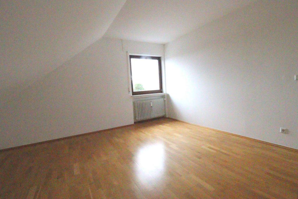WRS Immobilien - Frisch renovierte 3 Zimmer Dachgeschosswohnung in Feldrandlage von Rockenberg - Photo 5