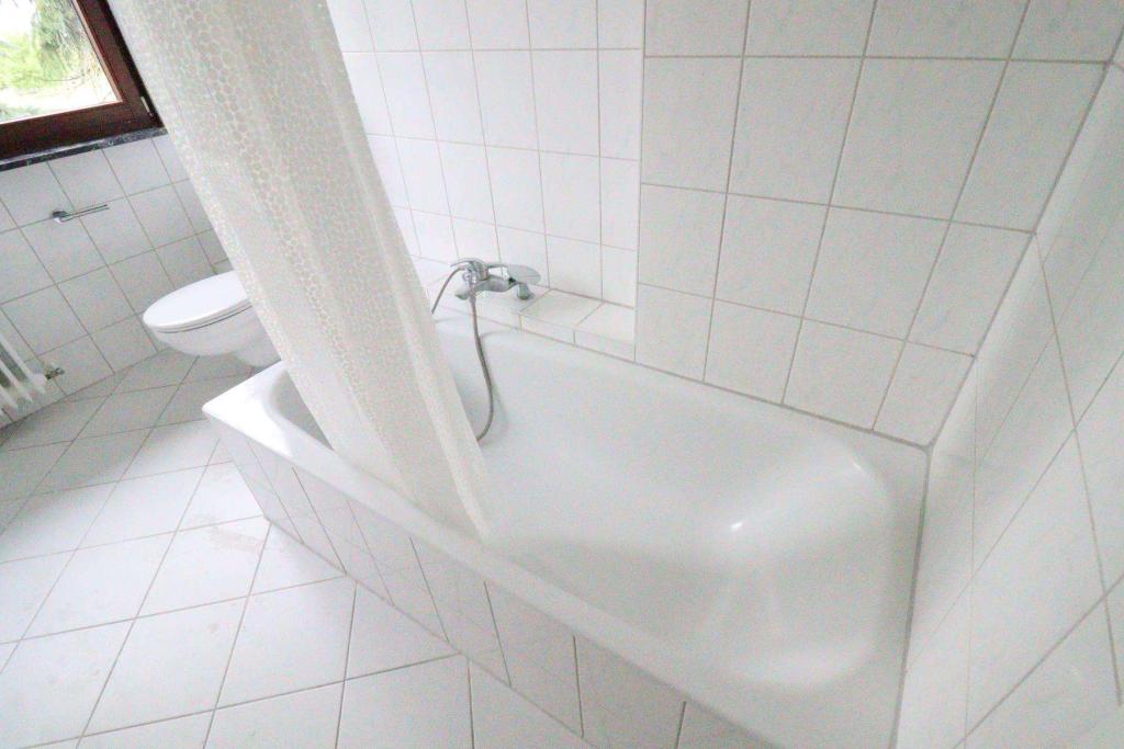 WRS Immobilien - Frisch renovierte 3 Zimmer Dachgeschosswohnung in Feldrandlage von Rockenberg - Photo 3