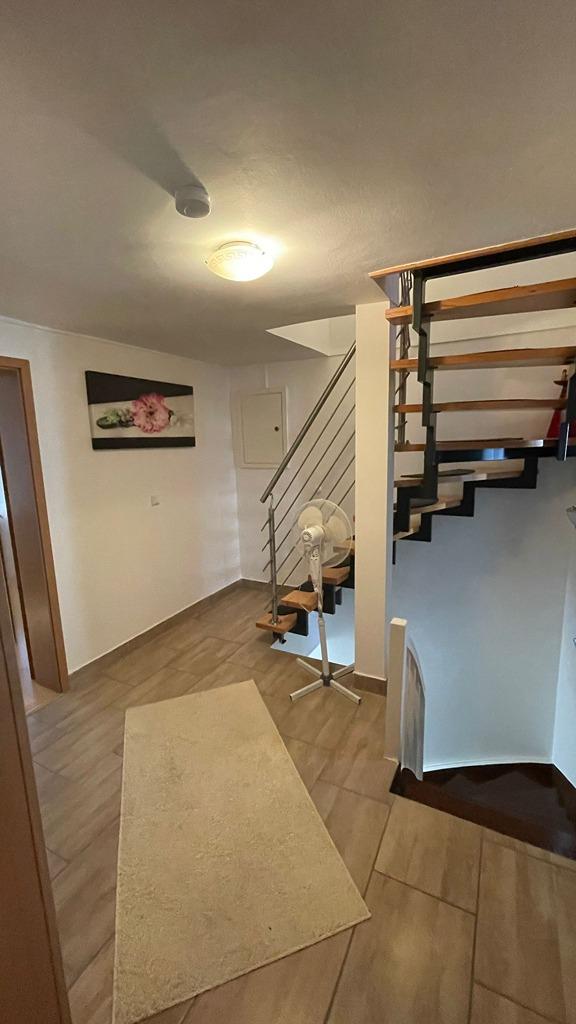 Diele im OG mit Blick zur Treppe zum DG.jpeg