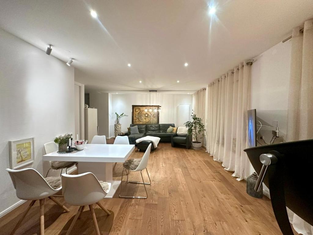 Möblierte Wohnung mit 2 Bädern & flexiblem Zugang in Augsburg! TG-Stellplätze optional! - Photo 2