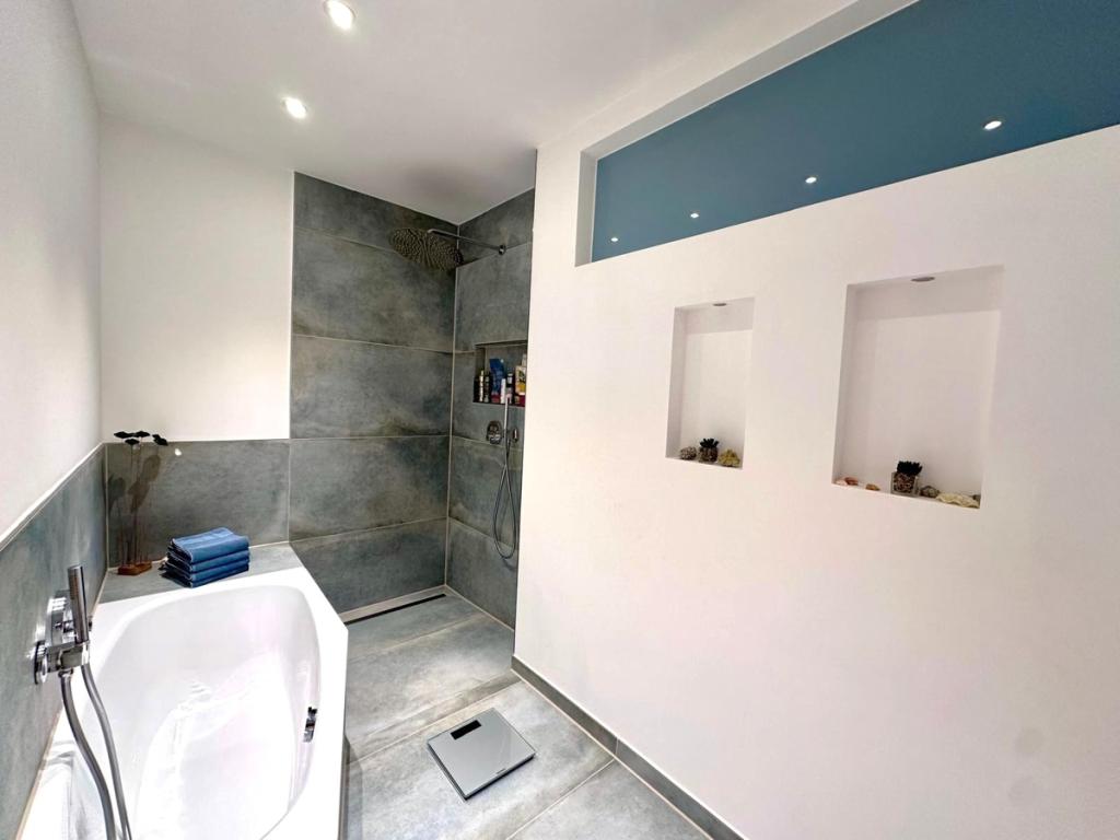 Bad 2 - Dusche und  Badewanne