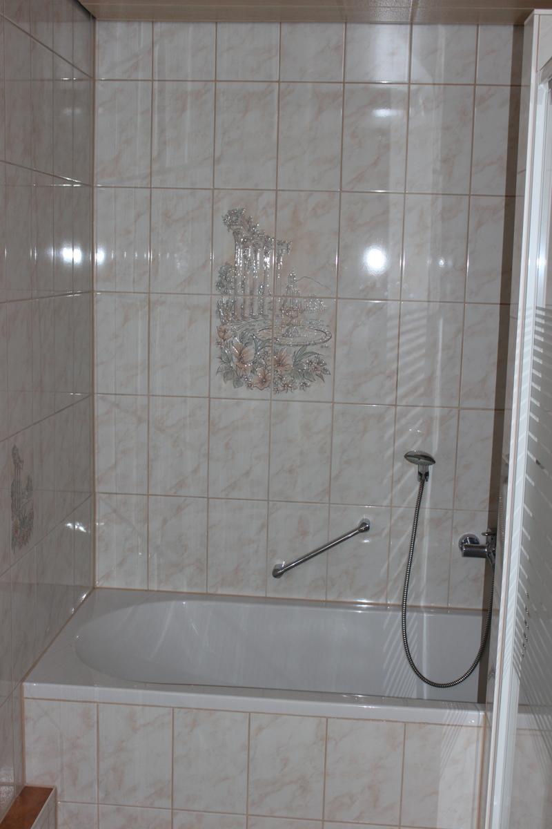 Bad mit Dusche und Wanne OG