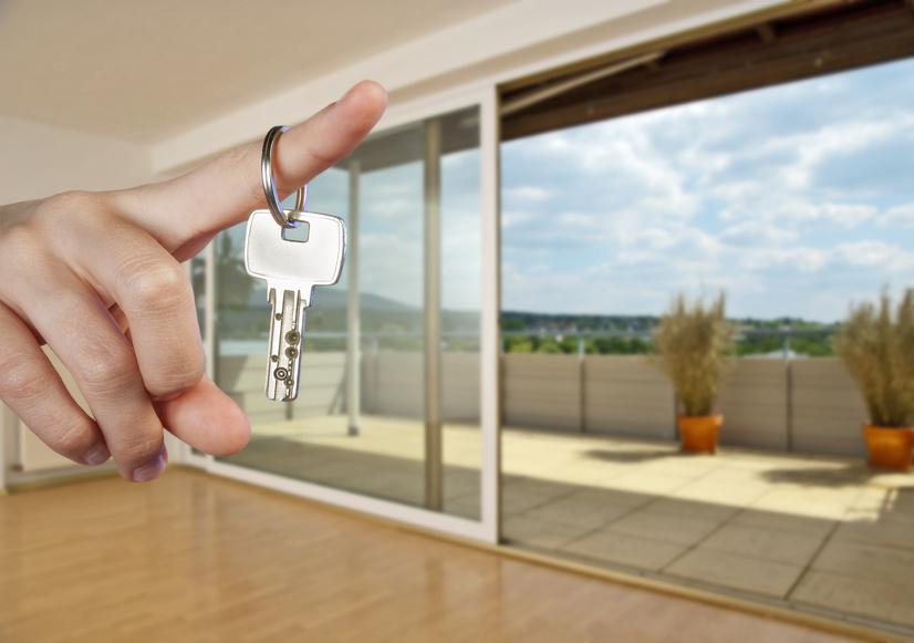 Blick_auf_Balkon_von_innen_Hand_mit_Schlüssel