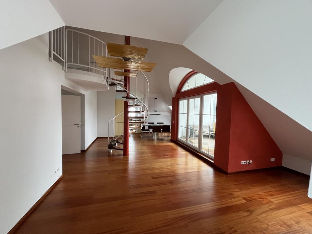 Exklusive und außergewöhnliche Dachgeschosswohnung mit Galerie zum Mieten in Gröbenzell - Foto 1