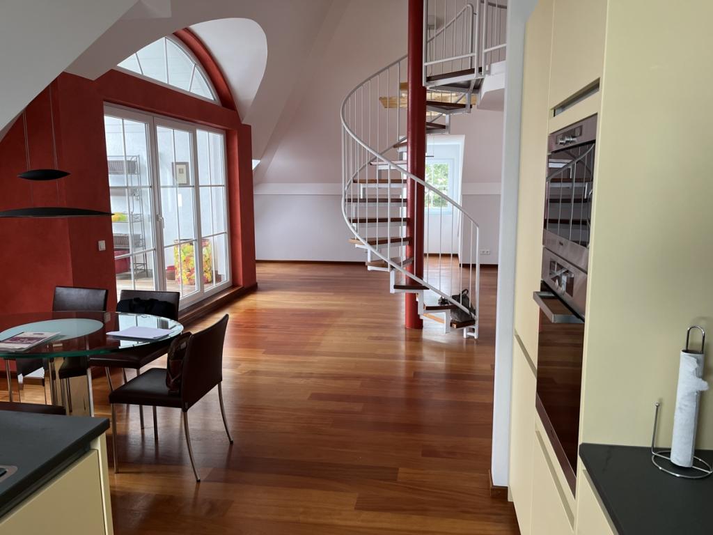 Exklusive und außergewöhnliche Dachgeschosswohnung mit Galerie zum Mieten in Gröbenzell - Foto 2